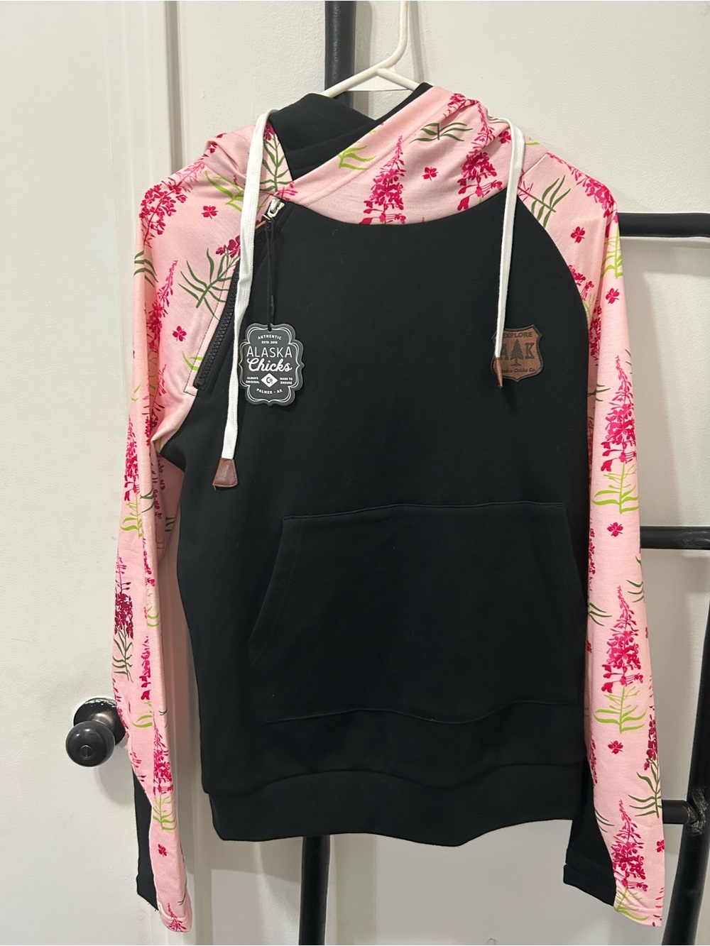 Black & Pink Floral Alaska chicks pull over nwt